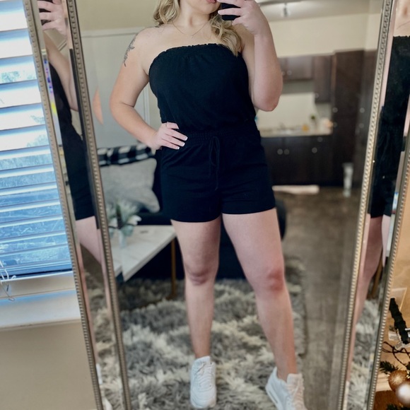 ❌SOLD 🖤 Black Strapless Romper - Picture 2 of 3